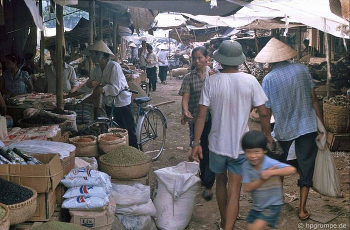 Một góc chợ Hà Nội, 1991.